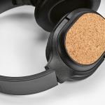 Auriculares inalámbricos con parte en corcho y con gran alcance de 10m color negro vista de detalle