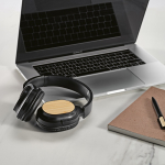 Auriculares inalámbricos con bambú, carga USB-C y batería de 8H color negro vista de ambiente