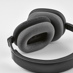 Auriculares inalámbricos con cancelación de ruido y micrófono color negro vista de detalle