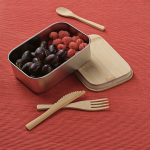 Fiambrera de acero reciclado con bambú en tapa y cubiertos 490ml color plateado vista de ambiente
