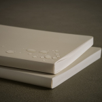 Libreta de papel piedra con páginas impermeables A5 hojas en blanco color beige vista de ambiente