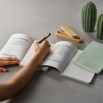 Cuaderno con tapa flexible de limoncillo hojas a puntos color verde claro vista de ambiente