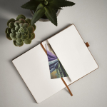 Libreta de cuero sintético eco con banda de cierre A5 hojas en blanco color marrón claro vista de ambiente