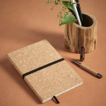 Libreta de corcho con cierre elástico y marcapáginas A5 hojas a puntos color natural vista de ambiente