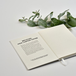Libreta de tapa dura con cartón de leche reciclado A5 hojas a puntos color blanco vista de ambiente
