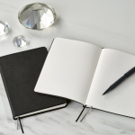 Libreta con tapa flexible de cuero sintético eco A5 hojas a puntos color negro segunda vista de ambiente