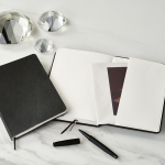 Libreta con tapa flexible de cuero sintético eco A5 hojas a puntos color negro vista de ambiente