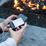 Batería externa de plástico reciclado con carga rápida 6.000 mAh color negro segunda vista de ambiente