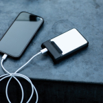 Batería externa de plástico reciclado con carga rápida 6.000 mAh color negro vista de ambiente