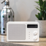 Altavoz inalámbrico de plástico reciclado con pantalla LCD 15W color blanco vista de ambiente
