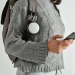 Altavoz promocional inalámbrico con rejilla personalizable y mosquetón color negro vista de ambiente