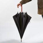 Paraguas elegante de madera con apertura automática antiviento ø122 color negro vista de ambiente