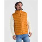 Chaleco aislante de poliéster tacto pluma para hombre 290 g/m2 Roly color amarillo oscuro imagen de estilo de vida