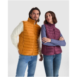Chaleco aislante de poliéster tacto pluma para hombre 290 g/m2 Roly color amarillo oscuro imagen de estilo de vida 2