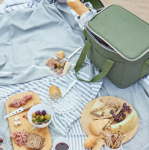 Bolsa nevera promocional de RPET con asa ajustable y capacidad de 20L color verde segunda vista