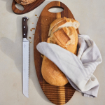 Tabla de cortar en forma ovalada hecha de madera de acacia FSC color madera tercera vista