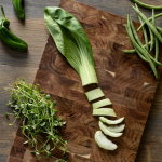 Tabla de cortar personalizada en forma rectangular de madera de acacia color madera segunda vista