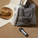 Toalla de algodón reciclado tipo Hammam de color solido 150x90cm color gris claro cuarta vista