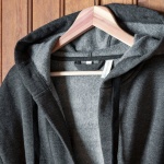 Albornoz de algodón y poliéster con capucha ajustable talla S/M color gris oscuro sexta vista