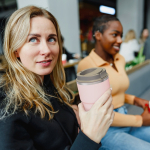 Vaso take away de doble pared con tecnología Asobu 355ml color rosa pastel cuarta vista