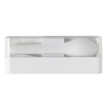 Caja transparente con un set de cubiertos blancos de plástico color blanco tercera vista