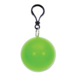 Poncho impermeable dentro de un llavero a colores con mosquetón color verde lima