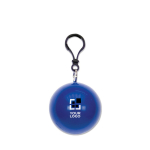 Poncho impermeable dentro de un llavero a colores con mosquetón vista principal