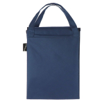 Bolsa nevera plegable convertible en una manta de picnic color azul oscuro cuarta vista