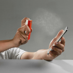 Spray rectangular para limpiar el móvil con paño de microfibra color rojo quinta vista