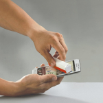 Spray rectangular para limpiar el móvil con paño de microfibra color rojo sexta vista