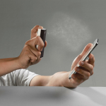 Spray rectangular para limpiar el móvil con paño de microfibra color blanco/negro quinta vista