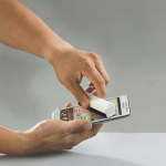 Spray rectangular para limpiar el móvil con paño de microfibra color blanco/negro sexta vista