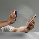 Spray rectangular para limpiar el móvil con paño de microfibra color azul oscuro quinta vista