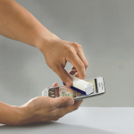 Spray rectangular para limpiar el móvil con paño de microfibra color azul oscuro sexta vista