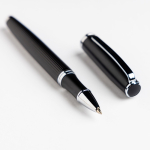 Roller de metal elegante con cuerpo con relieve y tinta negra