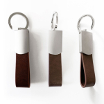 Llavero con correa de cuero sintético y aro de fácil apertura color marrón