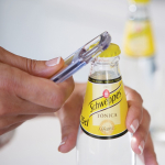 Llavero con abrebotellas y cápsula para papel personalizado color transparente vista de impresión