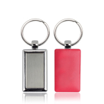 Llavero rectangular con lado de plástico de color y aro de metal color rojo
