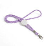 Lanyard promocional moderno tubular de poliéster con mosquetón 3cm vista de ambiente