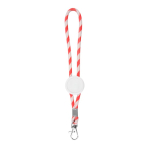 Llavero alargado tipo lanyard que es ajustable y lleva mosquetón color rojo