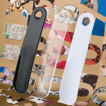 Calzador de plástico grande y ancho con agujero para colgarlo vista con varios colores