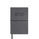 Libreta de piel reciclada y elástico horizontal A5 hojas punteadas color gris oscuro vista de impresión