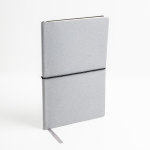 Libreta de piel reciclada y elástico horizontal A5 hojas punteadas vista de ambiente