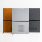 Libreta de piel reciclada y elástico horizontal A5 hojas punteadas vista de ambiente