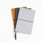 Libreta de piel reciclada y elástico horizontal A5 hojas punteadas vista con varios colores