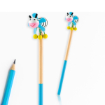 Lápiz infantil bicolor con figuras divertidas en un extremo color azul claro