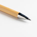 Lápiz de bambú con clip metálico y tinta de escritura infinita vista de ambiente
