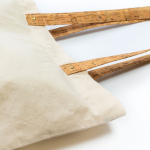 Bolsa de algodón con asas de corcho y remache dorado 180 g/m2 vista de ambiente