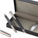 Roller y bolígrafo de metal y carbono estilo moderno tinta azul vista de ambiente