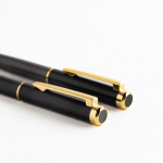 Set de bolígrafo y roller de metal con aire elegante tinta azul